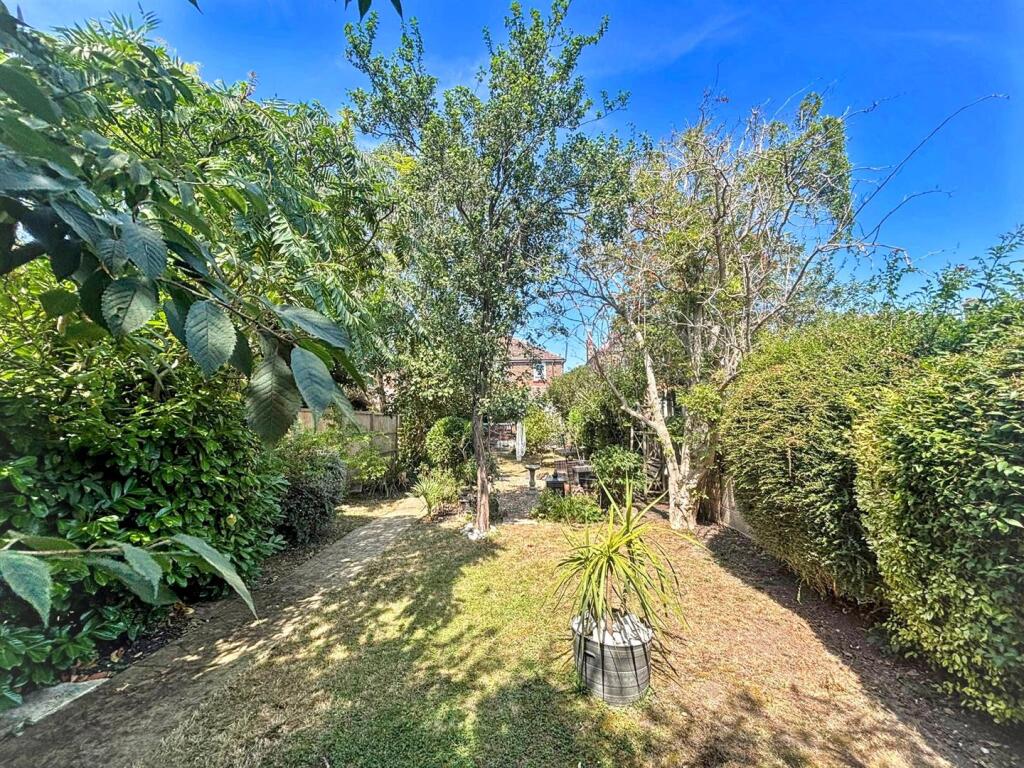 St. Philips Avenue, Eastbourne photo 4