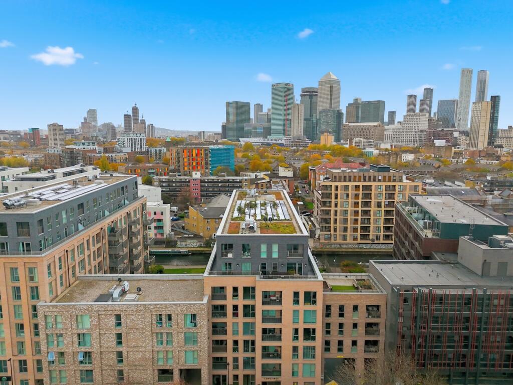 3-bed flat on Thomas Road, Canary Wharf, E14, £530,000