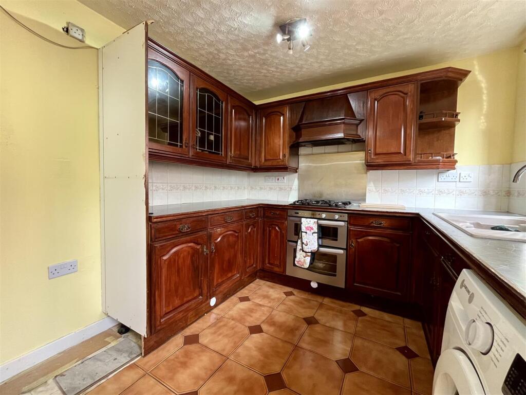 House in Wolverhampton, West Midlands - More