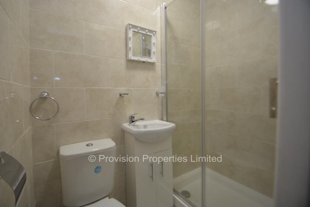 8 bedroom semi-detached house for rent