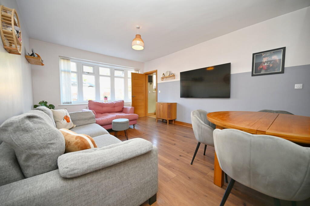 House in Barnsley, Worsbrough Bridge, Kendray - More