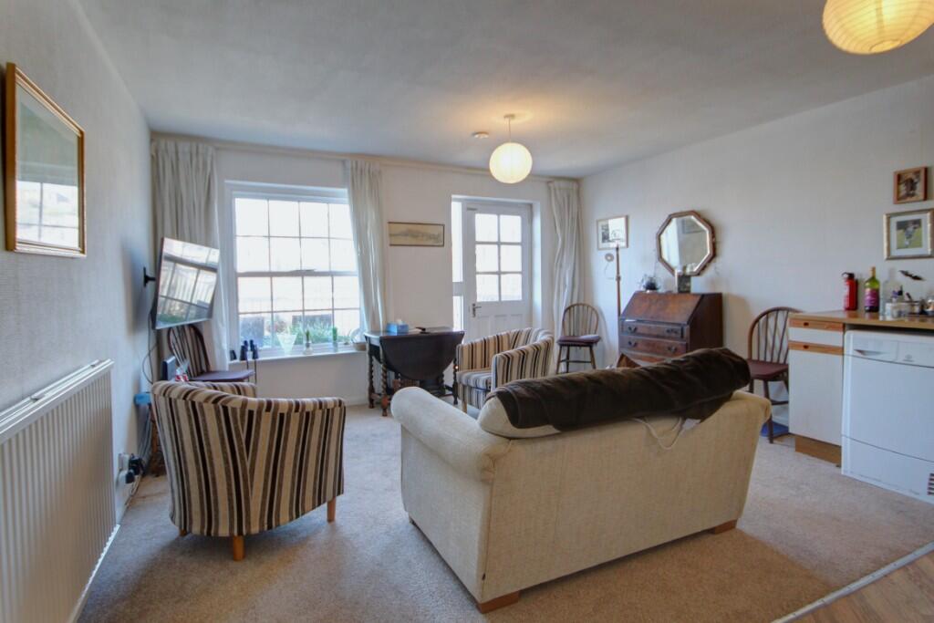 Flat 1, 14 Haggersgate, Whitby, North Yorkshire, YO21 3PP photo 3