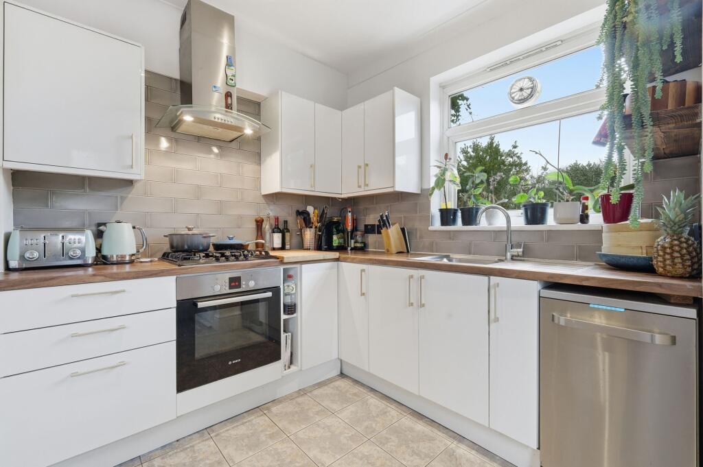 Apartment in London, Leytonstone - View 3