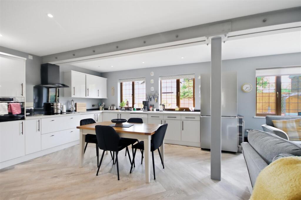 House in Chesterfield, Brampton - View 4