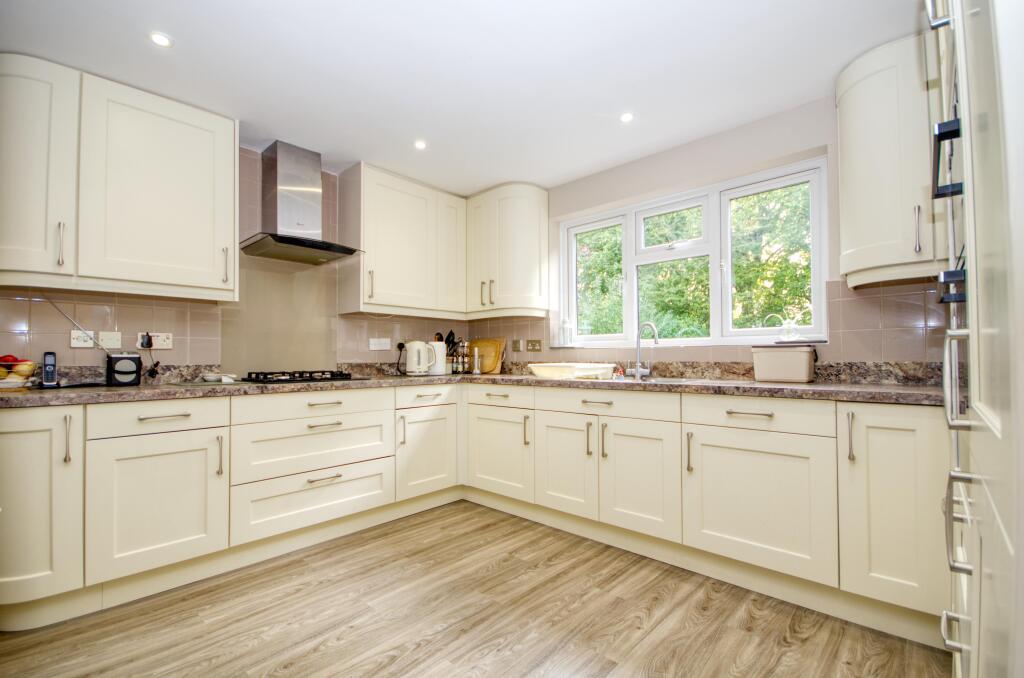 House in Eastleigh, Chartwell Green, West End - More