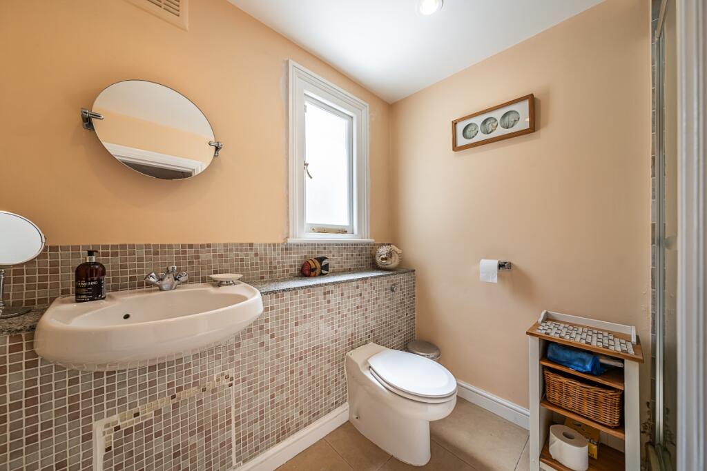 4 bedroom end of terrace house for rent