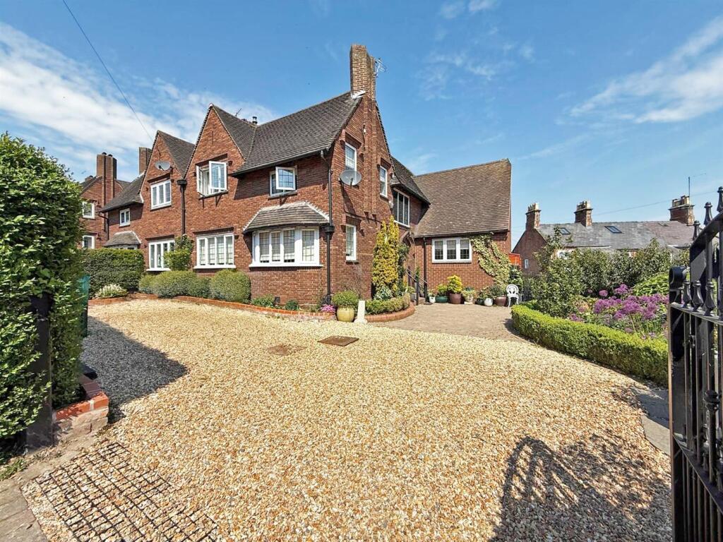 3-bed semi-detached on Darwin Gardens, Mountfields, Shrewsbury, £595,000