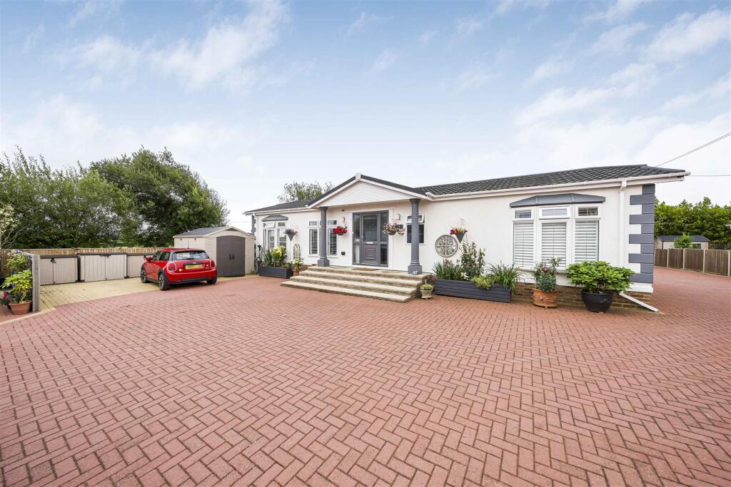 2-bed caravan on Crouch Lane, Winkfield, Windsor, £349,950