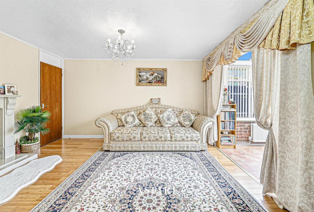 **Down A Quiet cul-de-sac** Bourne Close, Laindon SS15 6 photo 4