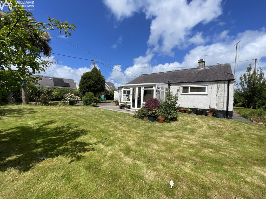 2-bed bungalow on Trigfa Estate, Moelfre, Anglesey, LL72, £300,000