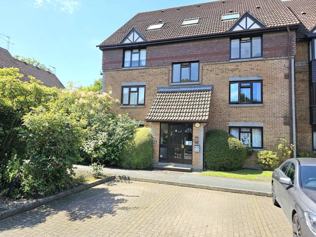 Studio flat on Oriental Road, Woking, Surrey, GU22, £125,000