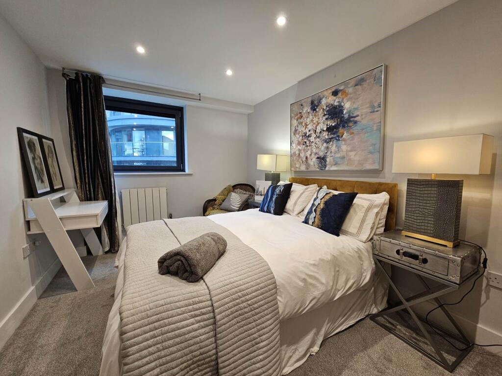 Millharbour, South Quay, E14 9NA (with allocated gated parking) photo 4
