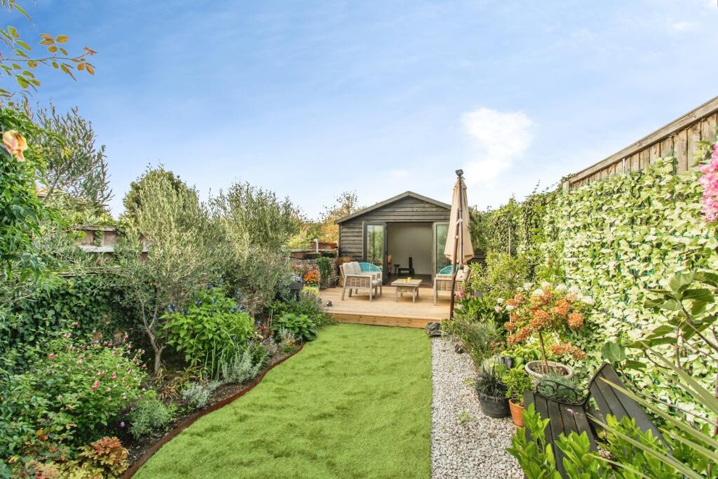 House in Rochford, Great Wakering - More