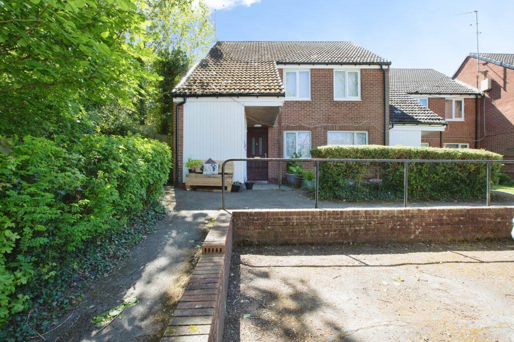 Main image of property: Brow Hey, Preston, PR5 8DS