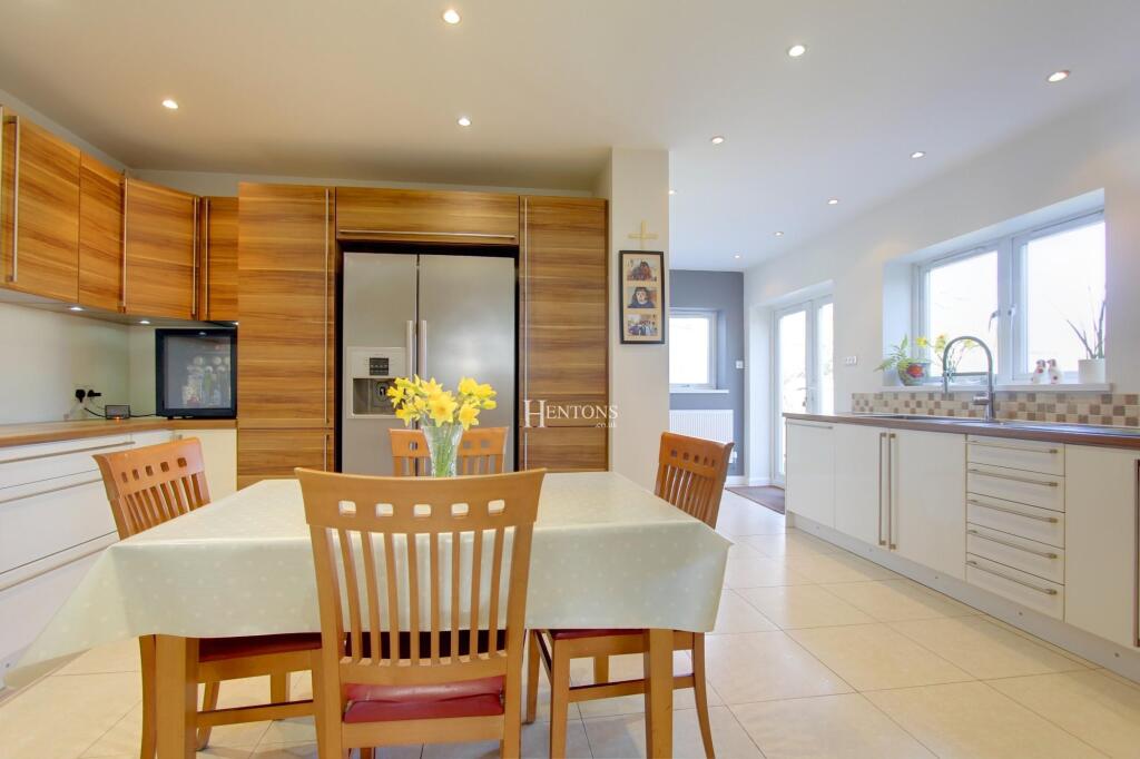 Holly Grove, Lisvane, Cardiff photo 4