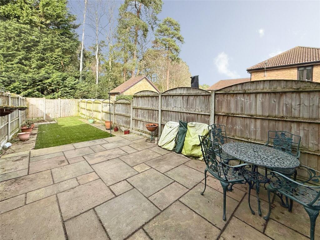 Wentworth Close, Crowthorne, Berkshire, RG45 photo 2