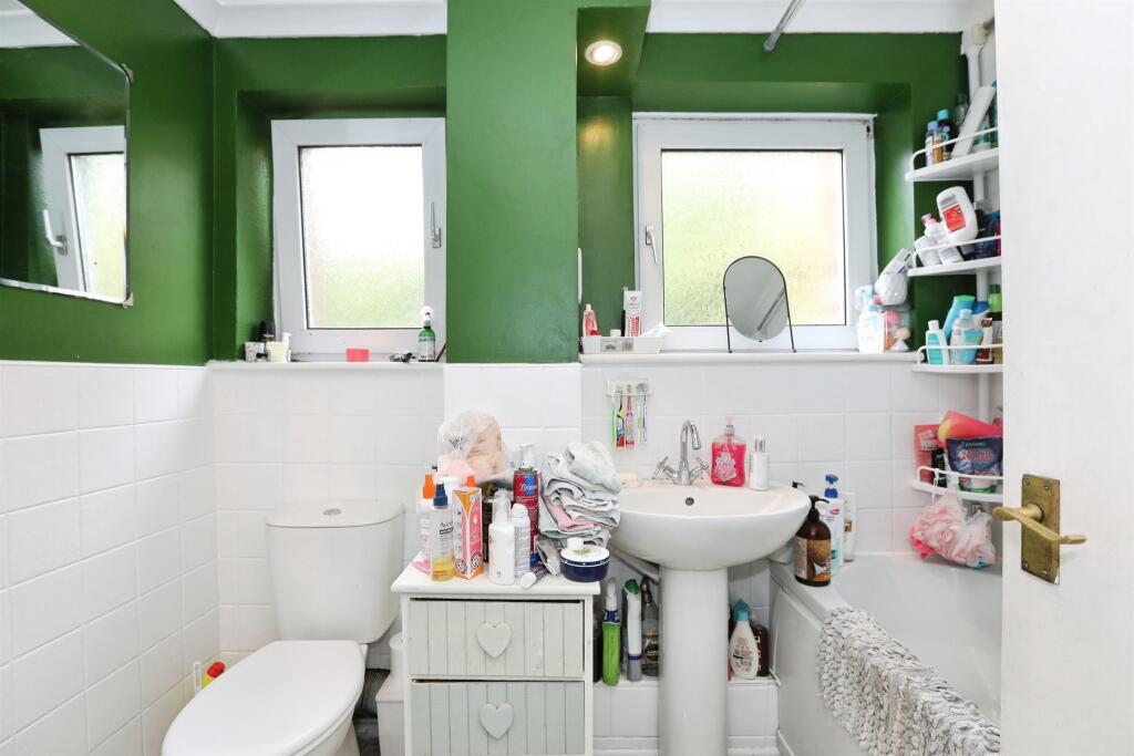 Apartment in East Grinstead, North End - More