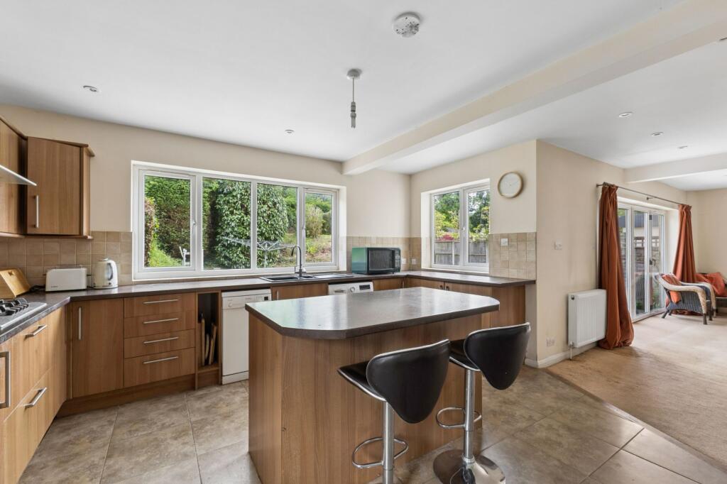 Broomleaf Road, Farnham, GU9 photo 4