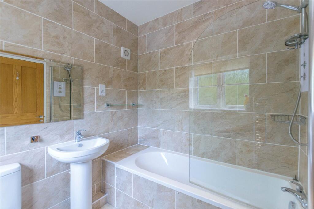 House in Hart, Crondall - More