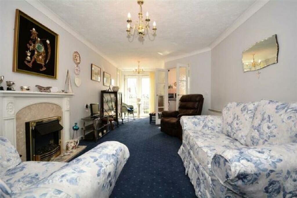 Apartment in Leeds, Park Villas, Roundhay - View 2