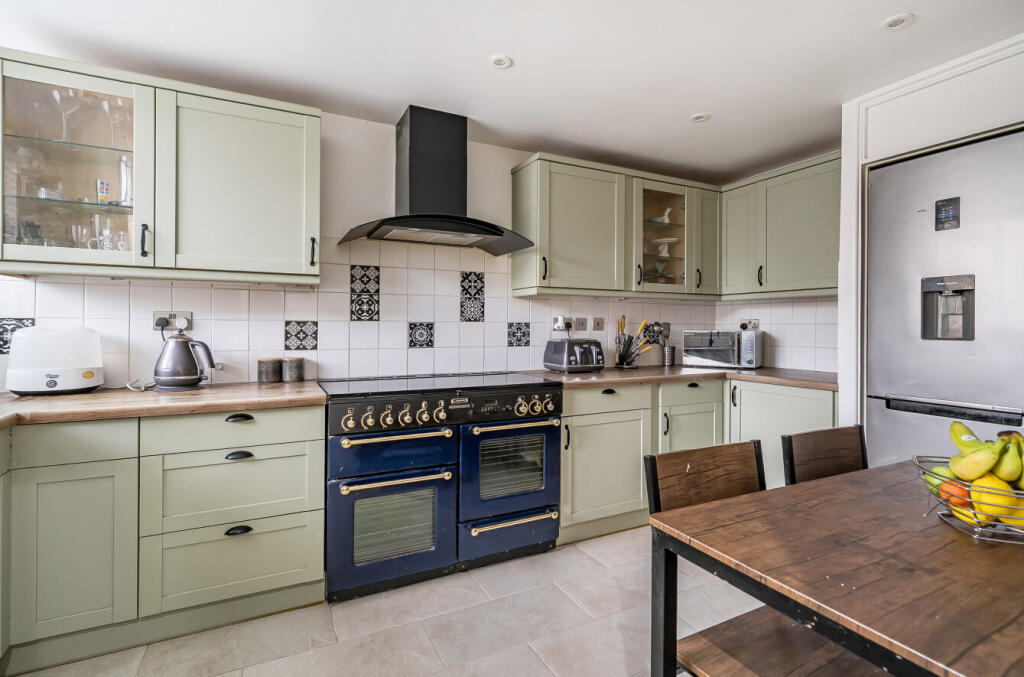 Ellison Close, Windsor, Berkshire photo 3