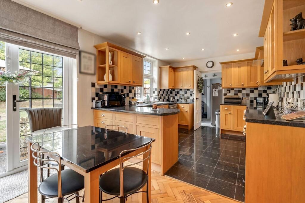 House in Sutton - View 4