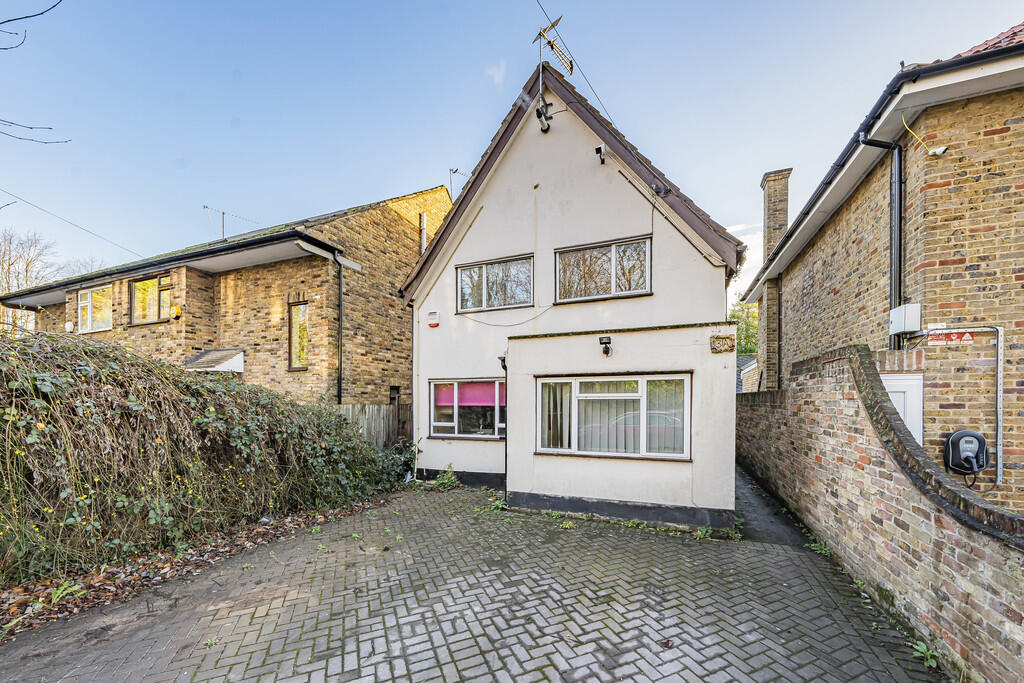 3-bed detached on The Avenue, Cowley, £625,000