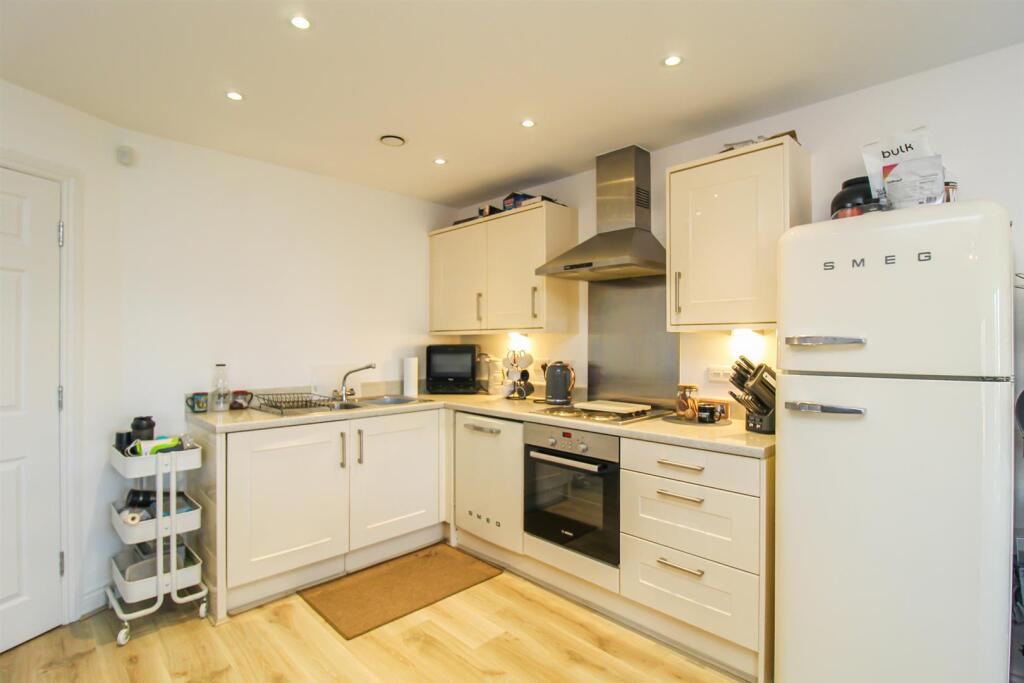 Apartment in Wakefield, Gawthorpe - View 2