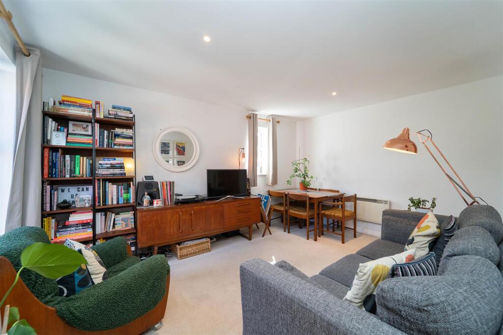 Apartment in Manchester, Whalley Range - View 5