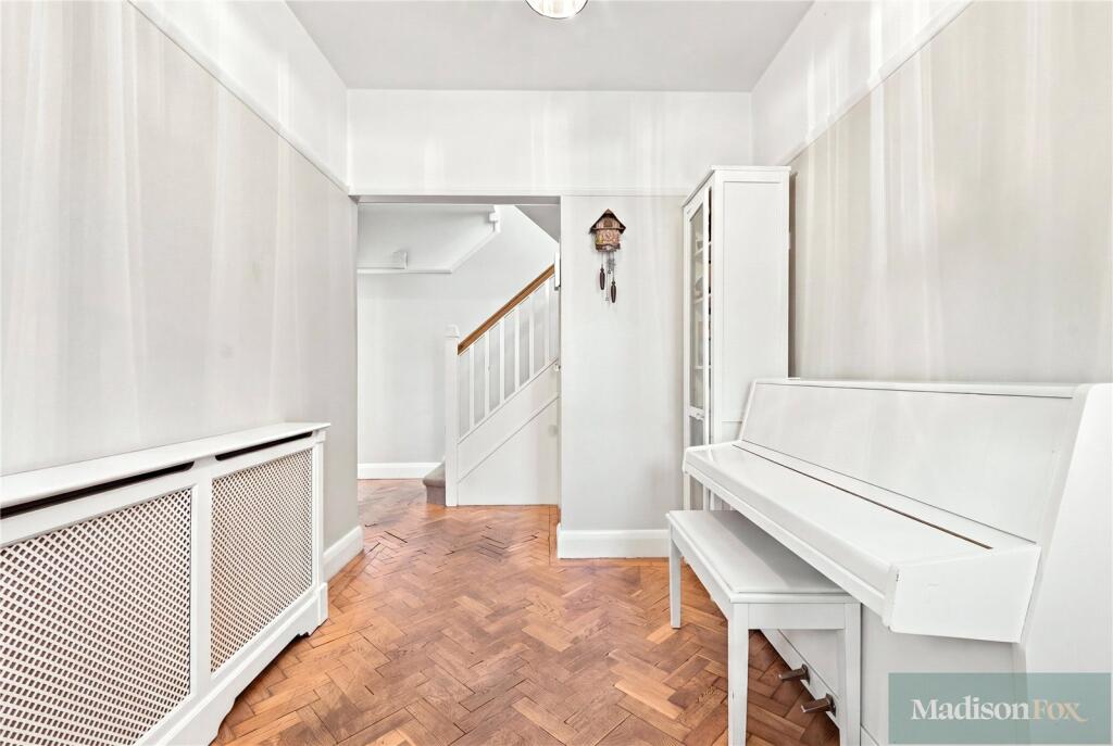 House in Epping Forest, Loughton - View 2