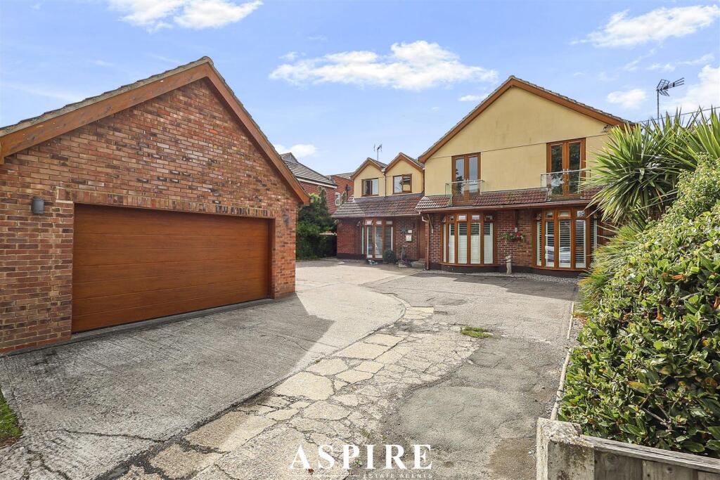 5-bed detached on Ashingdon Road, Rochford, £800,000