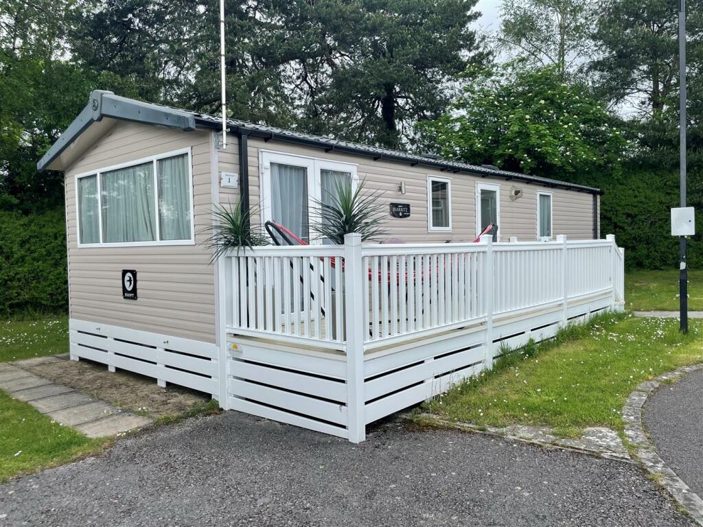 2-bed caravan on St. Leonards, Ringwood, £30,000