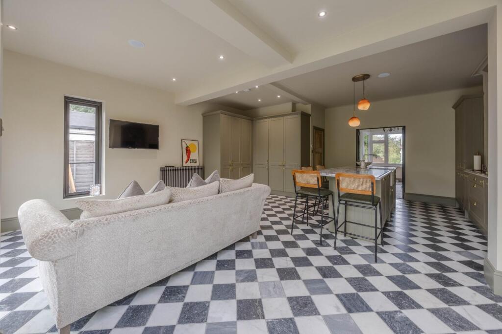 House in Southend-on-Sea, Essex - More