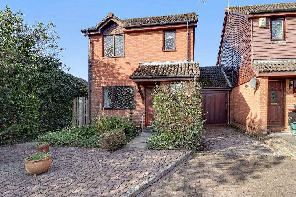 3-bed detached on Windmill Field, Windlesham, £475,000