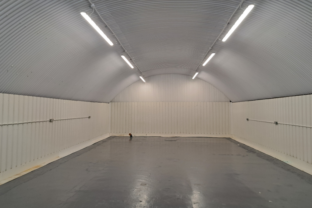 An empty arch with white lining