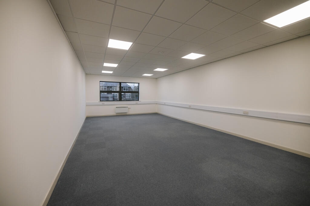 400 sqft office to let