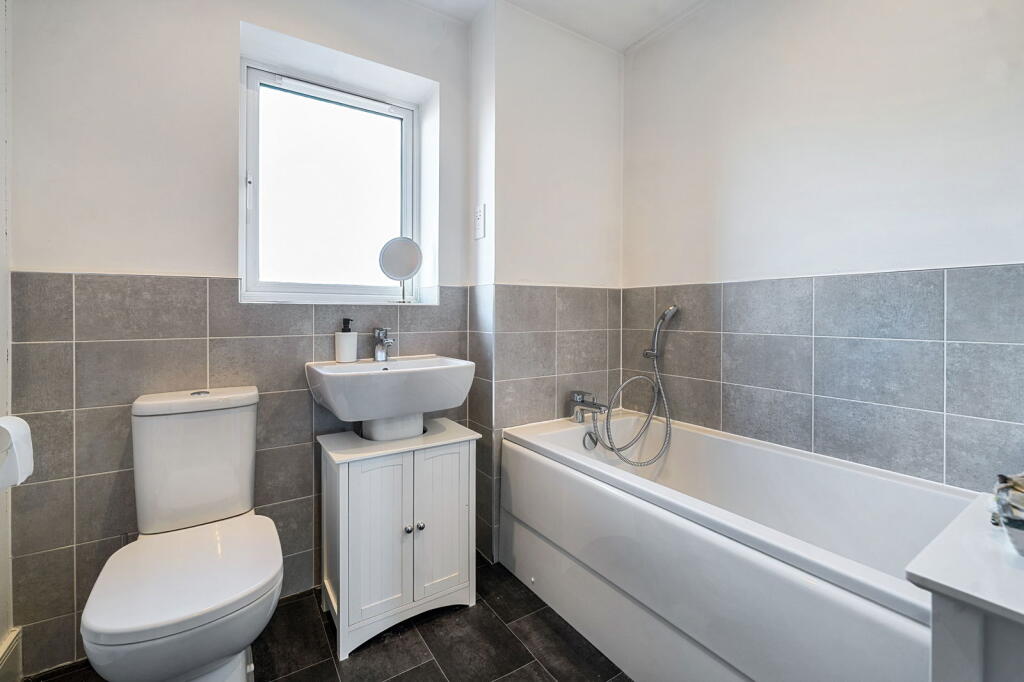 House in Basingstoke and Deane, Longacre, Kempshott Park - More