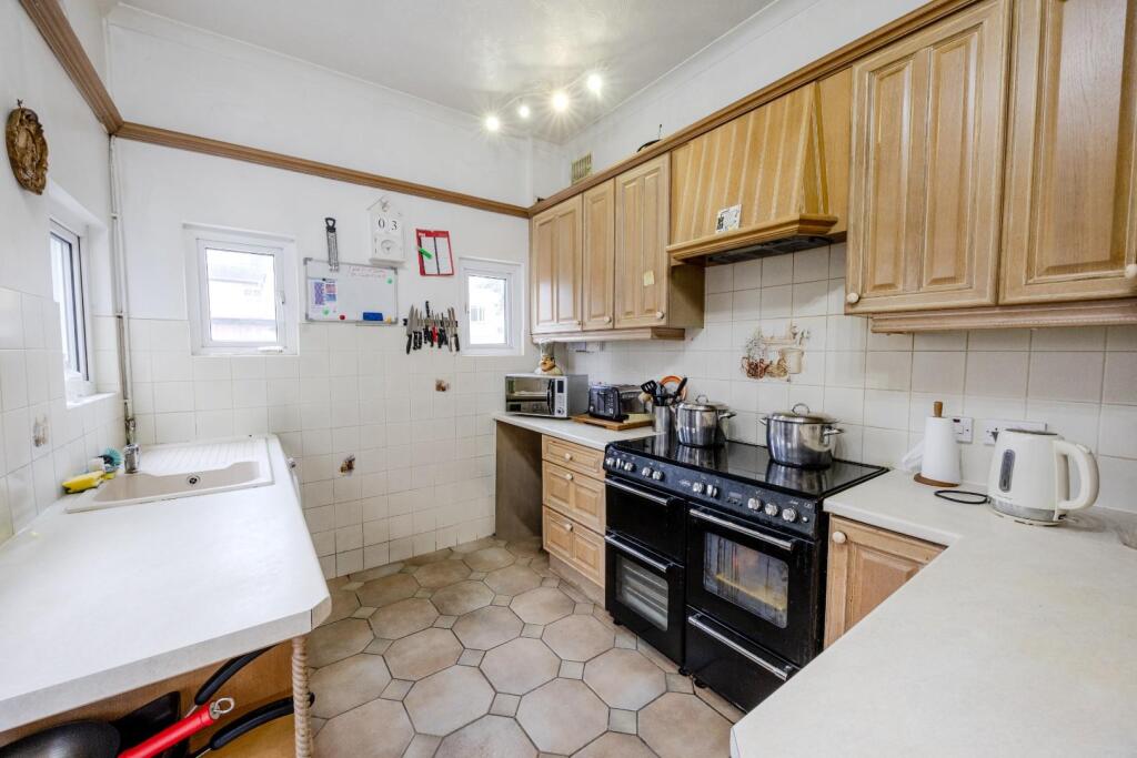 Oakleigh Park Drive, Leigh-On-Sea photo 4