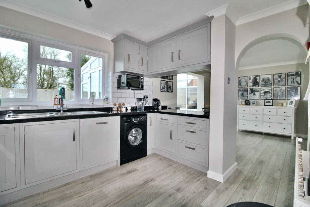 Sunderland Close, Bowerhill, Melksham, Wiltshire photo 4
