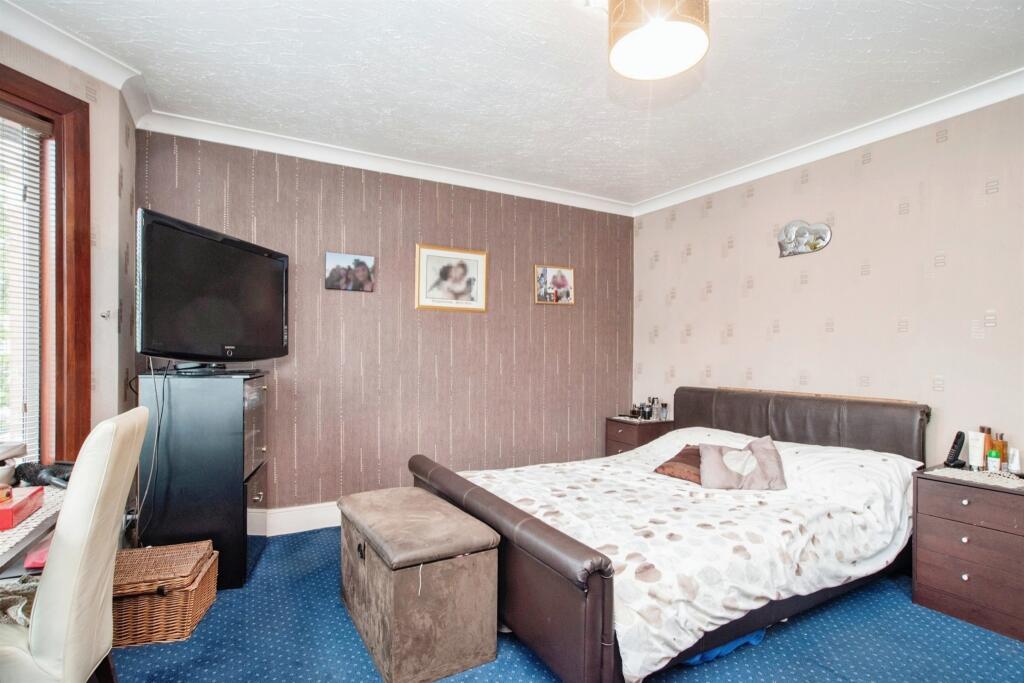 House in Watford, Holywell Estate - More