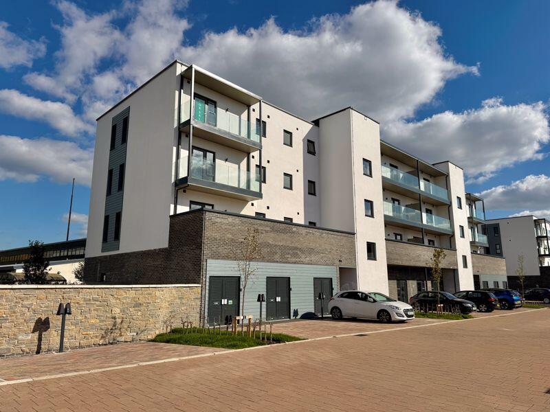 2-bed flat on Charlbury Drive, Saltram Meadows, Plymstock. A stunning 2 bedroomed third floor flat in fabulous building., £238,000