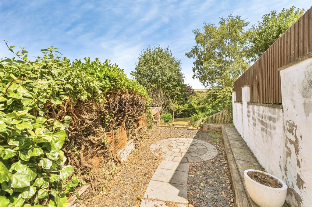 House in Huddersfield, Fenay Bridge, Waterloo - More
