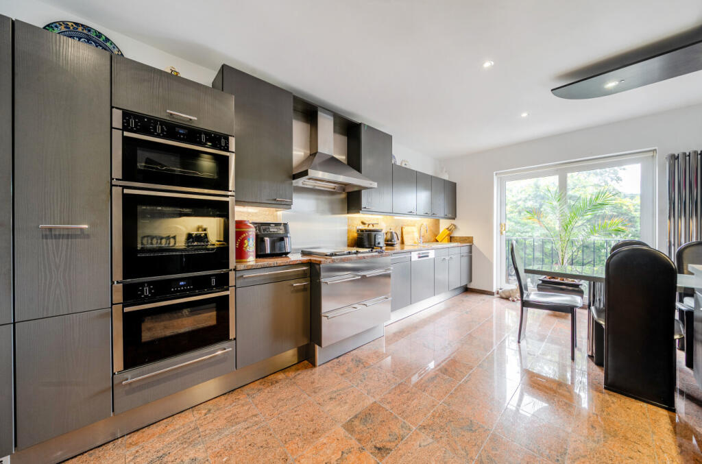 House in Bromley - View 5