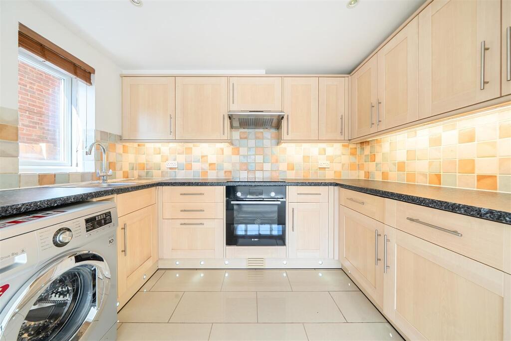 Apartment in Waverley, Haslemere - View 4