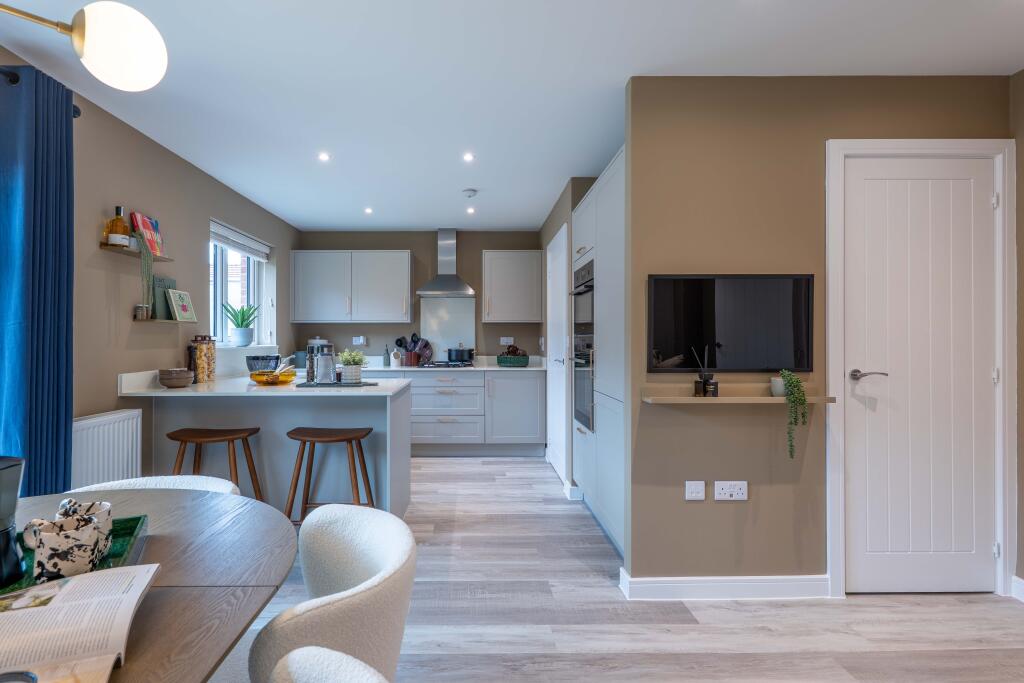 House in Burgess Hill, Abbotsford - View 5