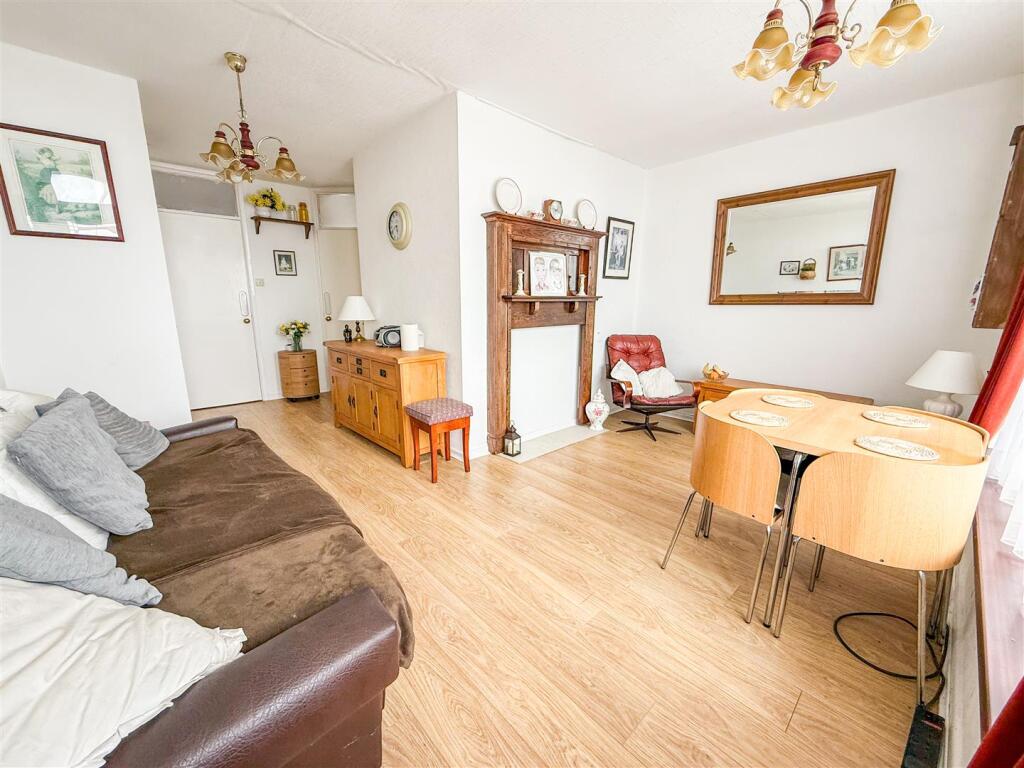 Priory Close, Bel-Air Chalet Estate, Seawick , St. Osyth photo 2