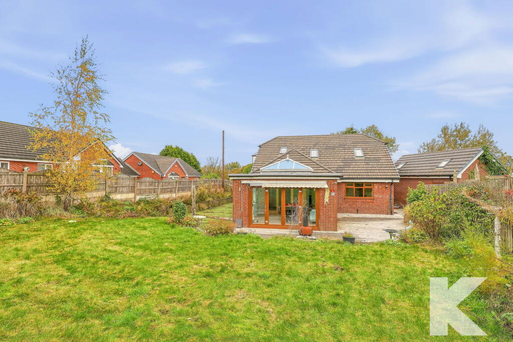 4 Yew Tree Close, Rochdale, OL11 2UR photo 3