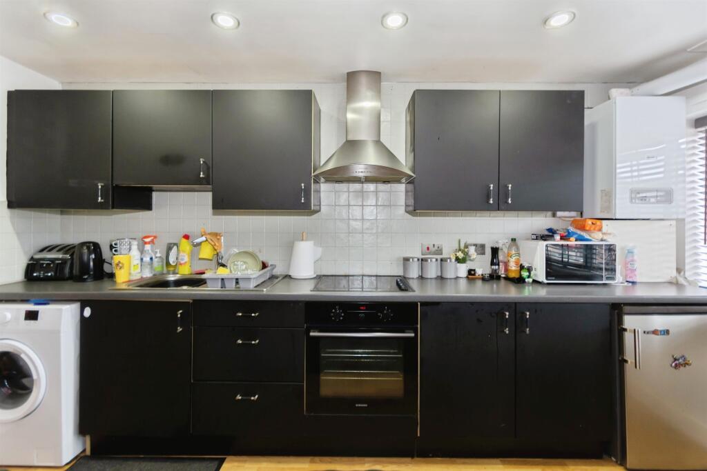 Apartment in Solihull, Shirley - View 2