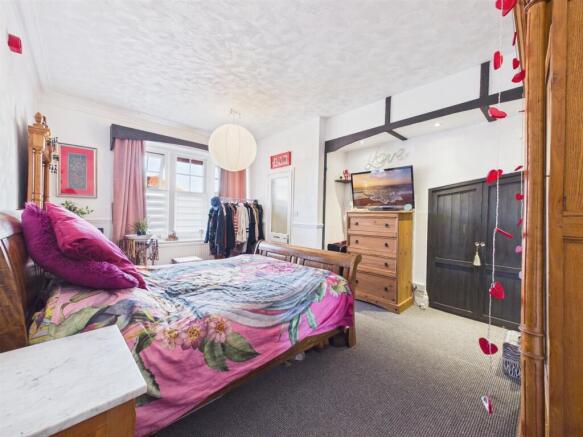 Bedroom/Room 2: