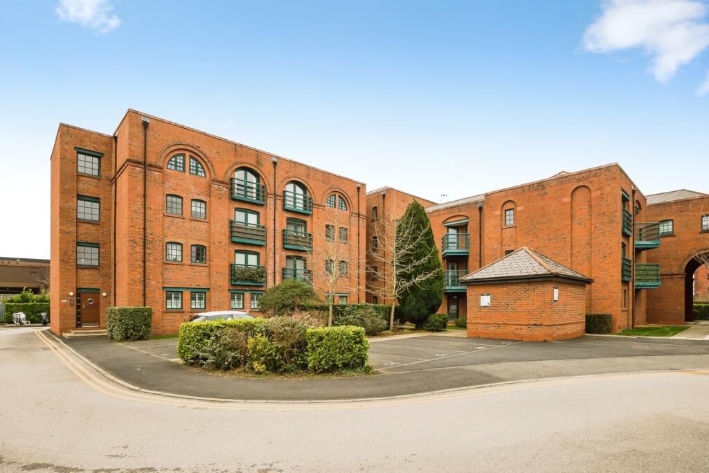 2-bed flat on Wharton Court, Hoole Lane, Chester, Cheshire, CH2, £180,000